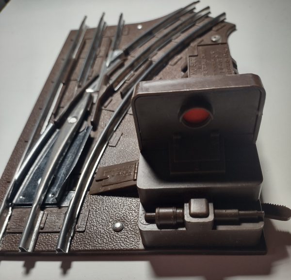 6-5122 Lionel 027 gauge Remote Control Switch, Right Hand - Image 3